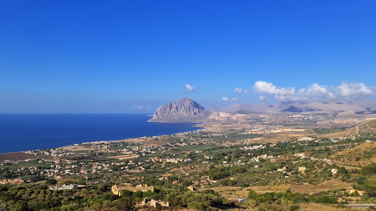 从西西里岛的Erice视角看科法诺山和波纳吉亚湾的惊人全景。意大利。放大视频素材