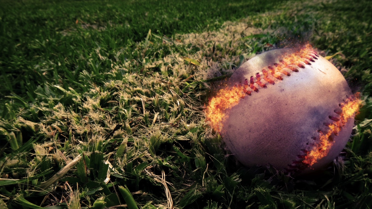 棒球在草与火焰夏天的背景视频下载