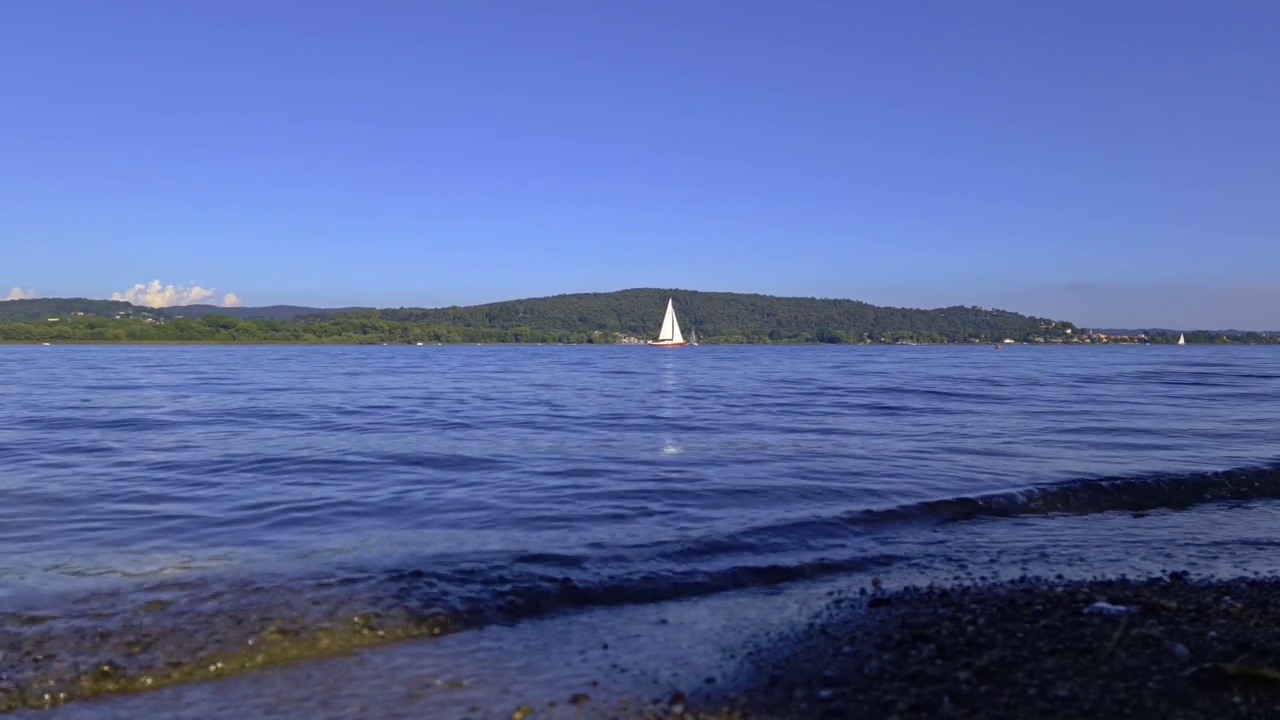 电影的低角度的看法游艇在平静的开放的湖面马焦雷湖在意大利视频素材