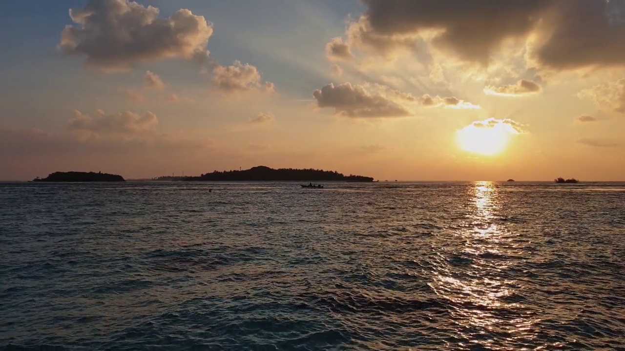 令人惊叹的橙色日落与阳光在马尔代夫海洋的水域。锅视频素材