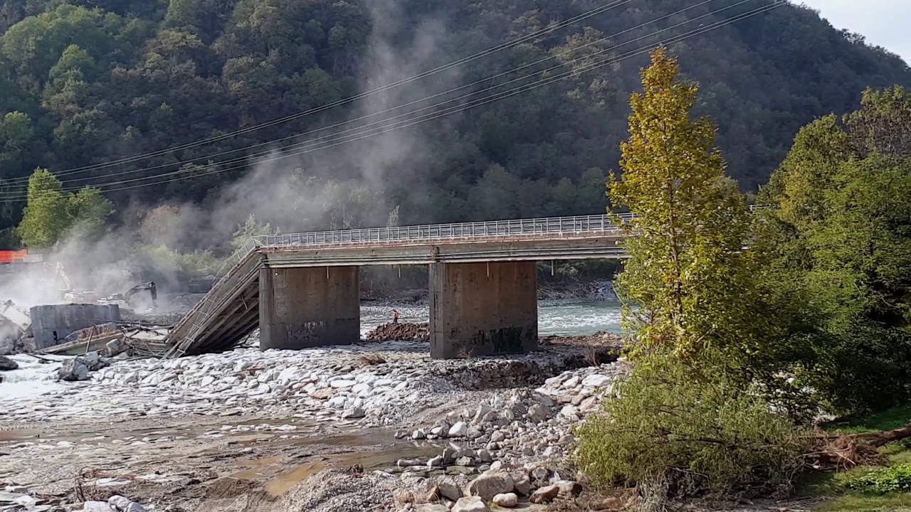 意大利塞西亚罗马格纳大桥因恶劣天气倒塌。平移视频素材