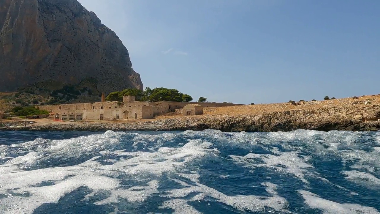 旧西西里海滨Tonnara Del Secco用于捕捞金枪鱼，从船上看到在西西里。意大利视频素材