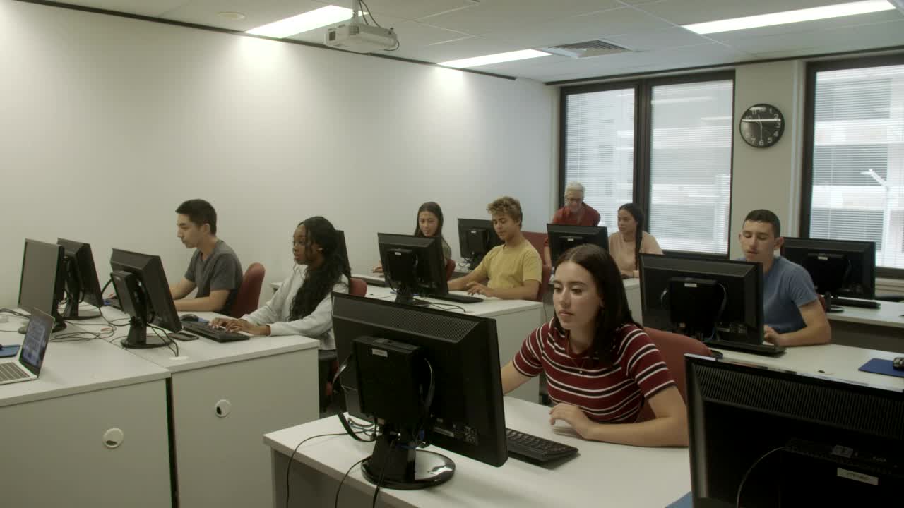 高中学生在学校的计算机实验室视频下载