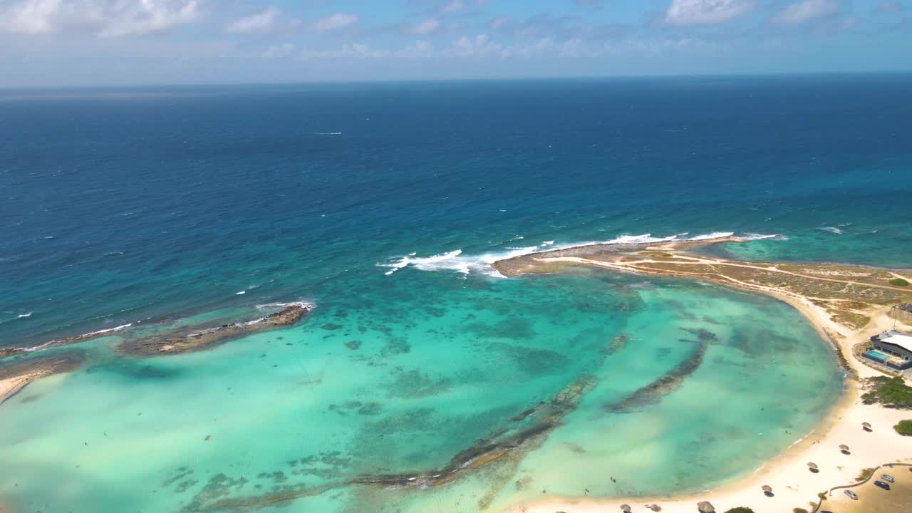 阿鲁巴神奇的婴儿海滩和海岸阿鲁巴，加勒比，白色的海滩和蓝色的海洋热带海滩。视频下载