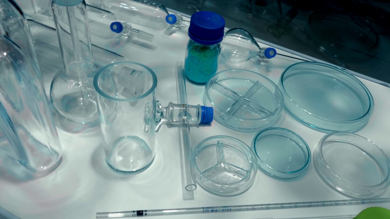 一排排不同的新玻璃罐，瓶子，小瓶，培养皿视频下载
