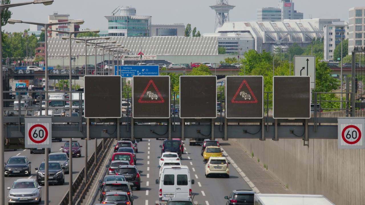 德国高速公路上的交通视频素材