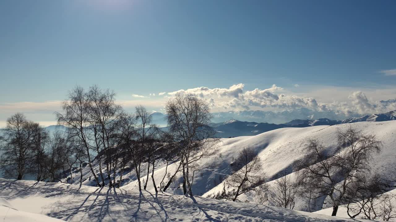 意大利白雪皑皑的山脉的空中全景图视频素材