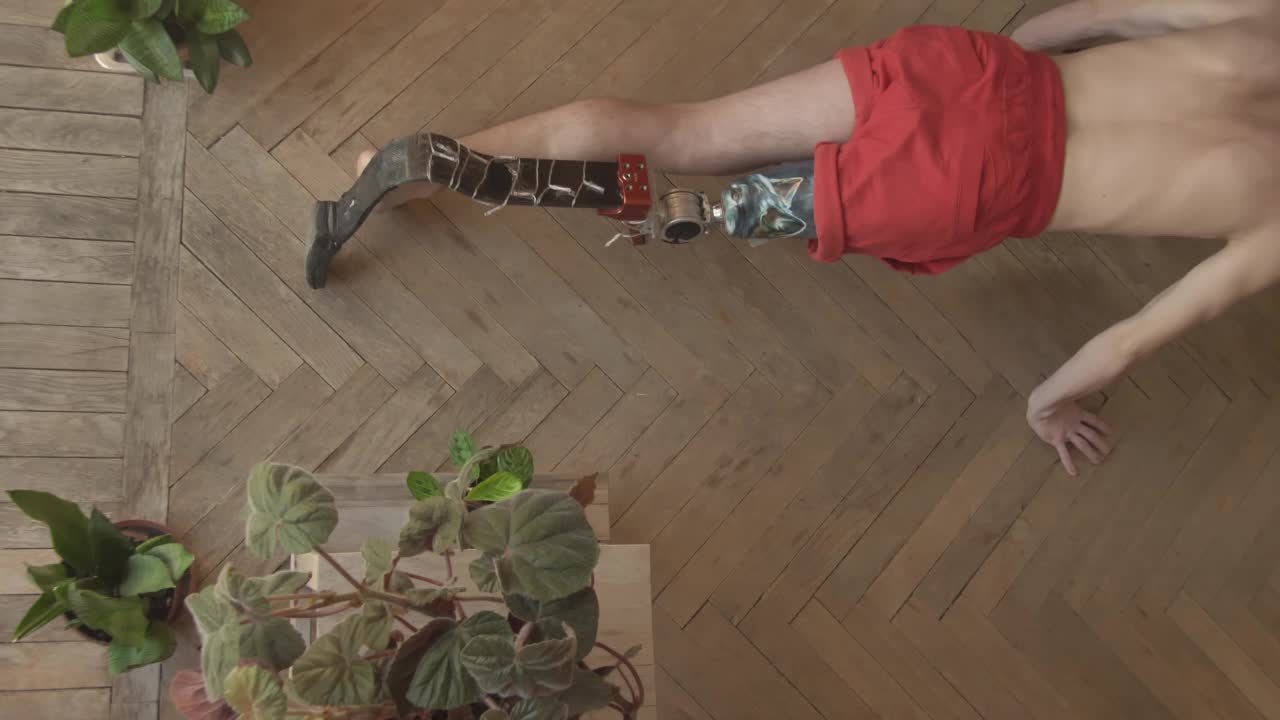 年轻人用现代生物假肢在地板上做瑜伽视频下载