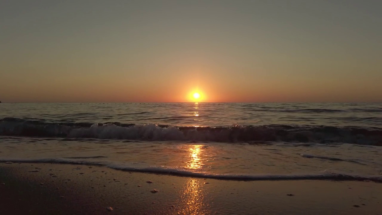 从美丽的日落海面上航拍视频素材