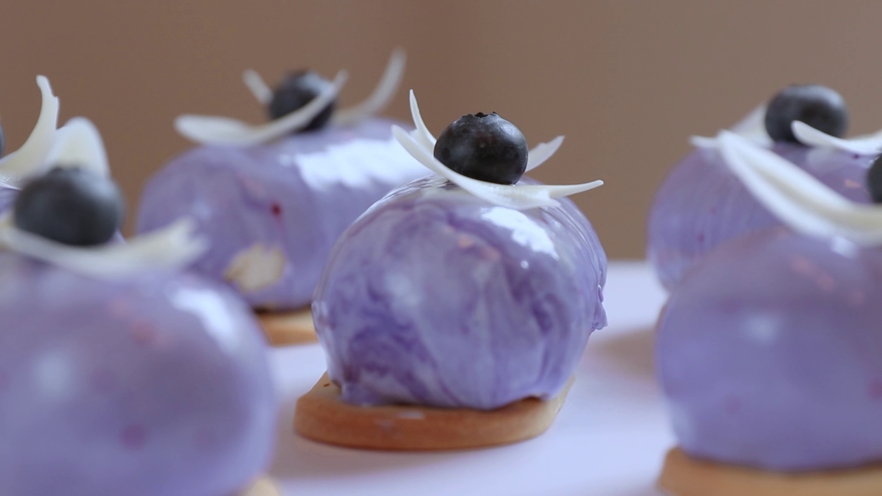 许多紫色蛋糕装饰奶油和蓝莓旋转侧视图特写视频下载