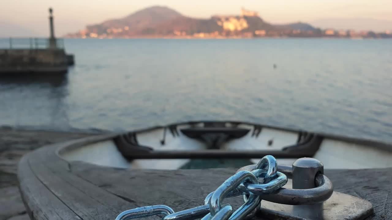 马焦雷湖，一艘渔船被拉出水面，用铁链绑住。意大利视频素材