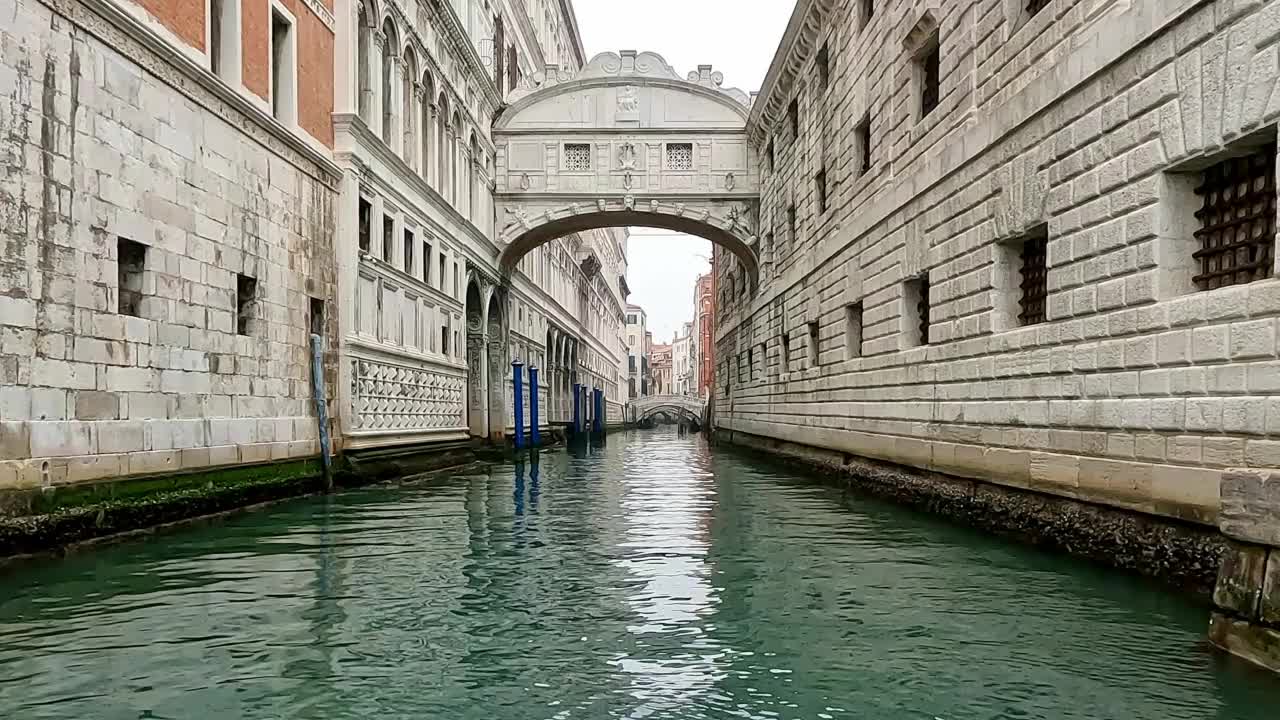 意大利威尼斯的叹息桥的低角度不同寻常的pov。慢动作视频素材