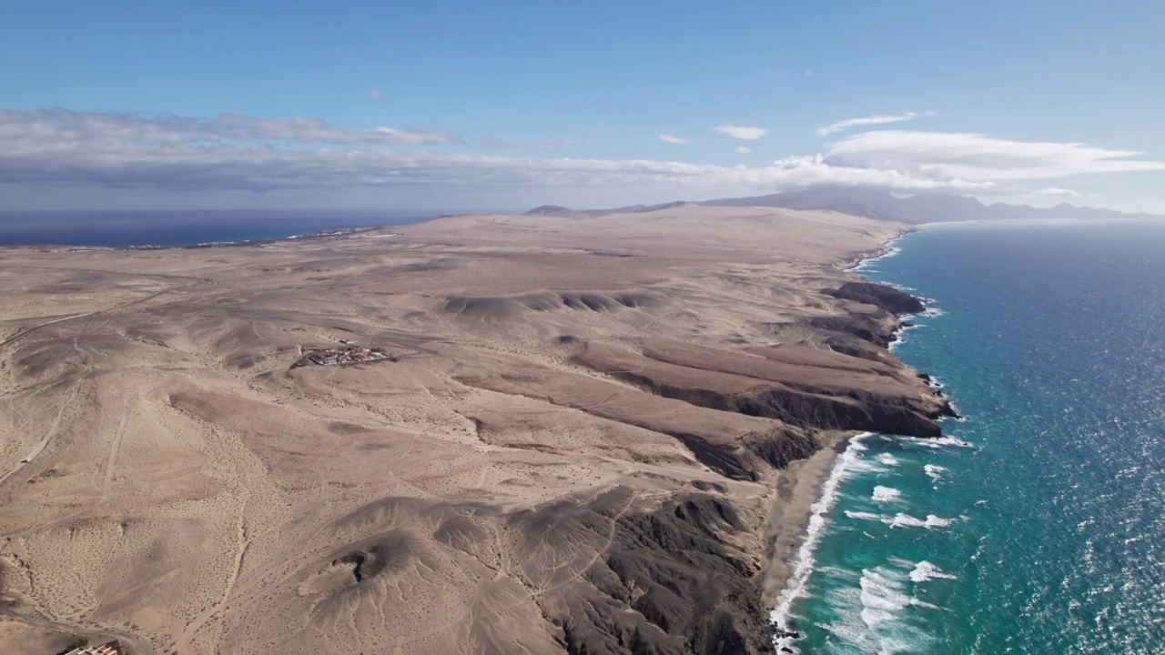 鸟瞰图沙漠Jandia海岸线和附近，La Pared, Fuerteventura，加那利群岛。2倍的速度从30帧/秒。视频素材