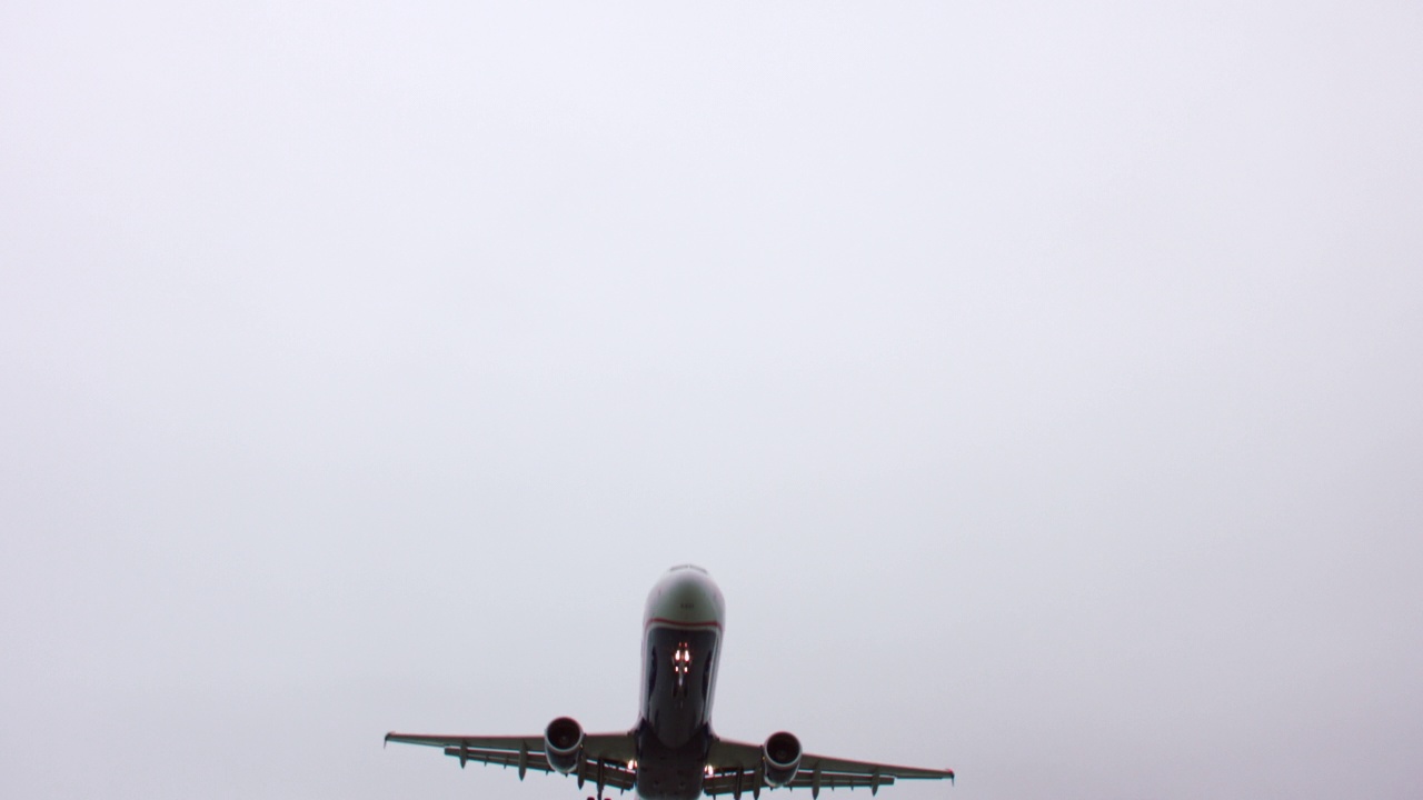 MS空中客车A321降落在旧金山上空的旧金山机场视频素材