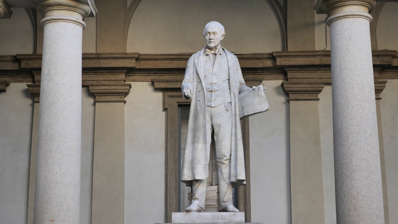 加布里奥·皮奥拉雕像，米兰，意大利。视频下载