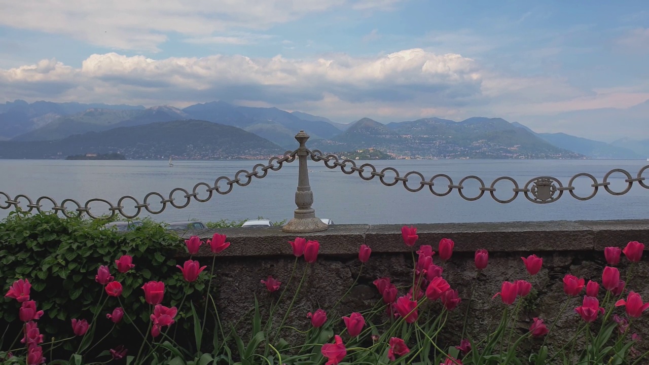 从Villa Pallavicino在斯特雷萨，意大利美丽的马乔雷湖和阿尔卑斯山脉全景视频素材