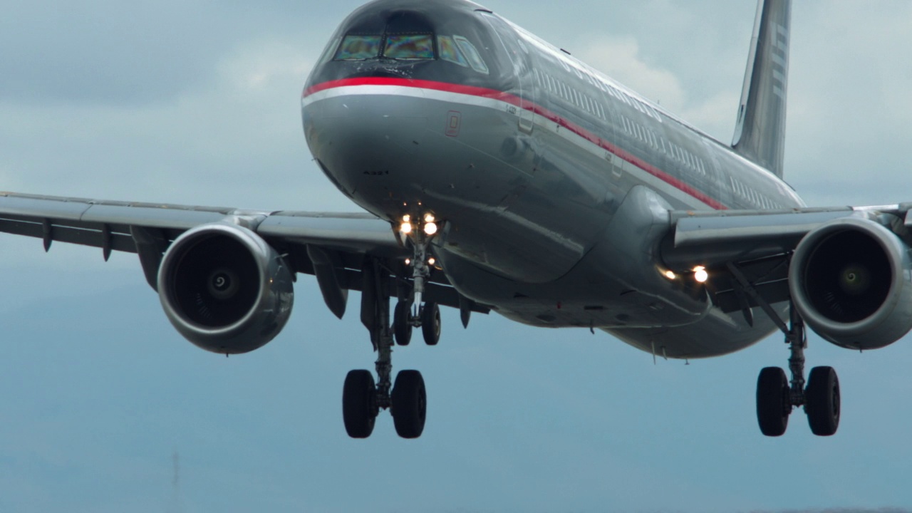 美国航空公司空客A319在旧金山降落视频素材