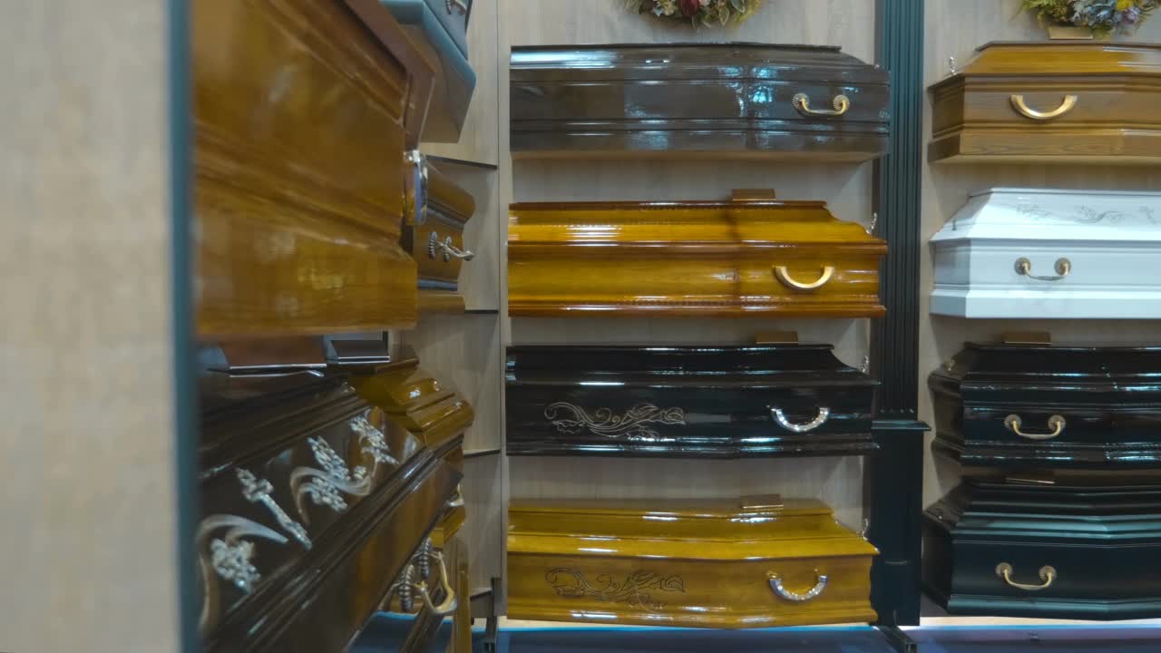 闪亮的，漆色的，反光的，昂贵的木制棺材在展览上视频下载