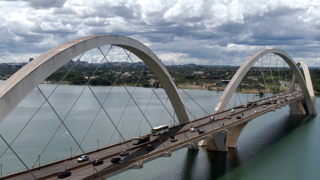 在巴西首都巴西利亚，JK桥上的交通鸟瞰图视频素材