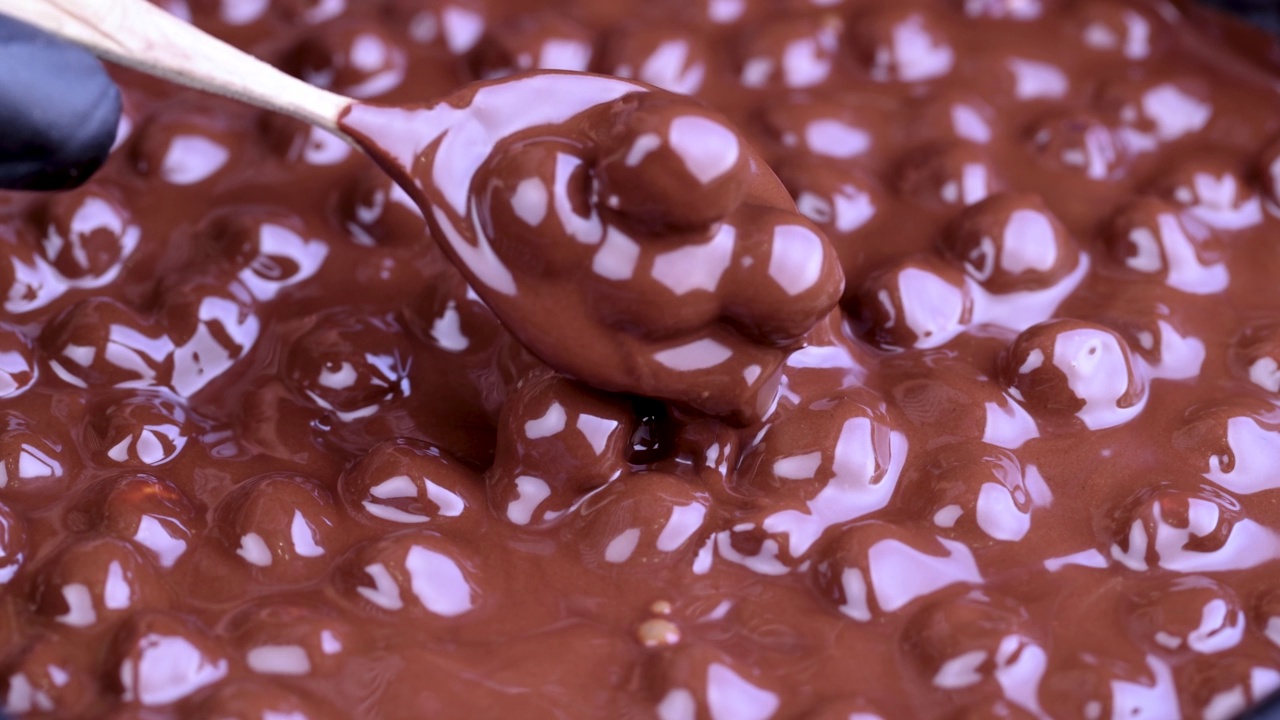 在制作过程中混合了热巧克力和榛子视频素材