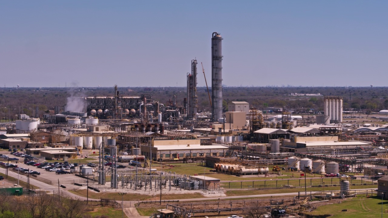 从高空俯瞰德克萨斯州休斯顿的工业设施视频素材