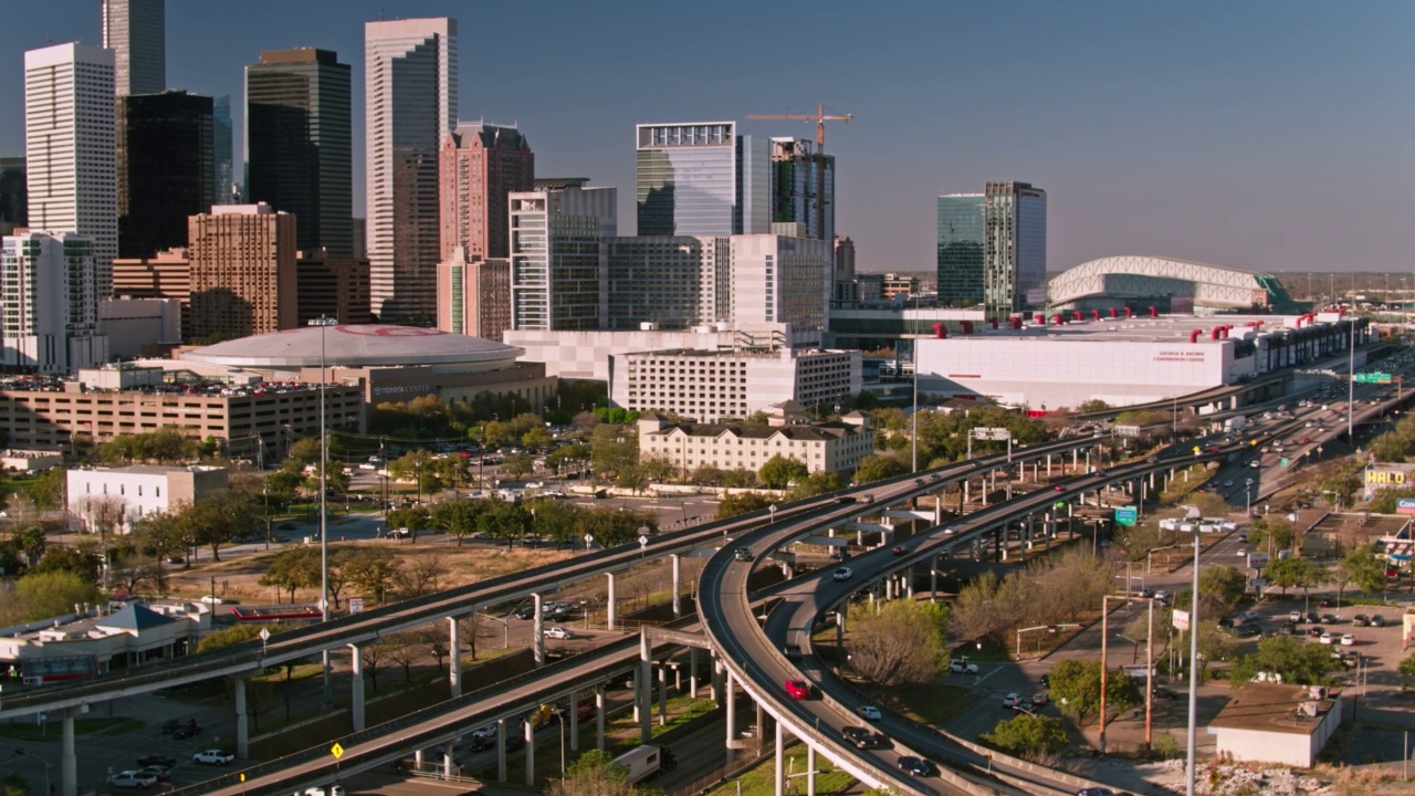 无人机拍摄的高速公路交通和市中心塔在休斯顿，得克萨斯州视频素材