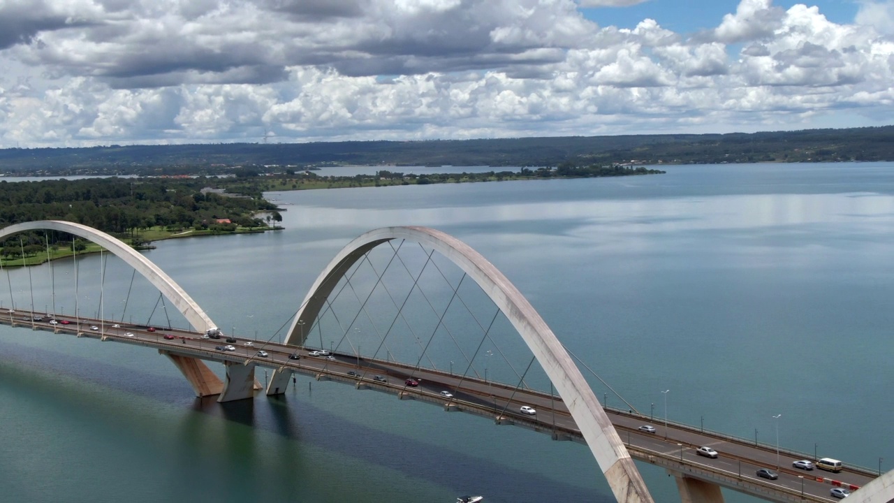 鸟瞰JK桥在帕拉那湖在巴西利亚，联邦区，巴西首都交通视频素材