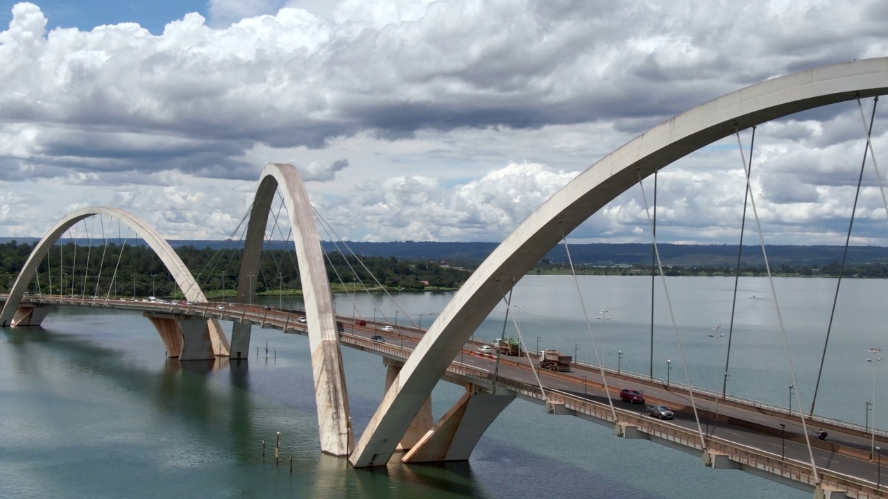 在巴西首都巴西利亚，JK桥上的交通鸟瞰图视频素材