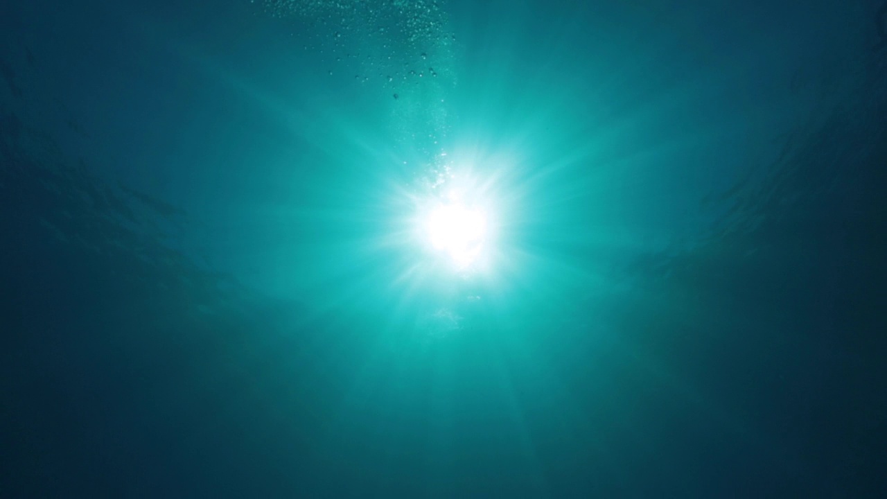 海洋表面下的阳光视频素材