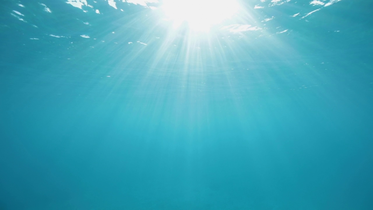阳光直射在清澈的蓝色海洋上视频素材