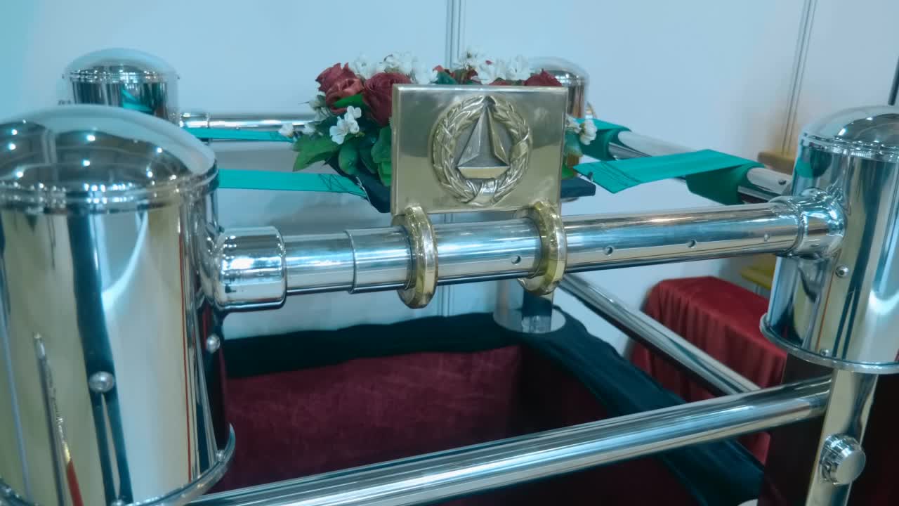 仪式升降机-一种将棺材放入坟墓的装置视频下载