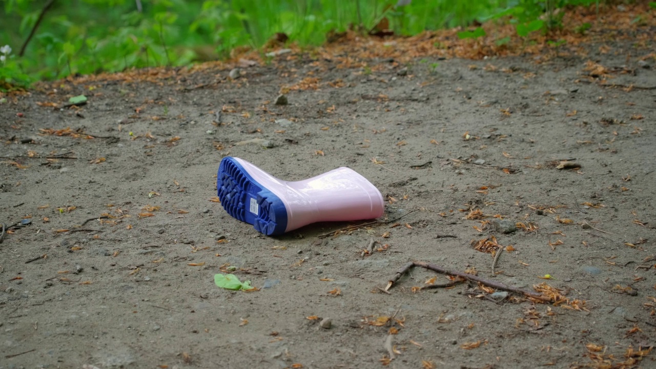 孩子们的惠灵顿口香糖靴子鞋在森林地面路丢失视频下载