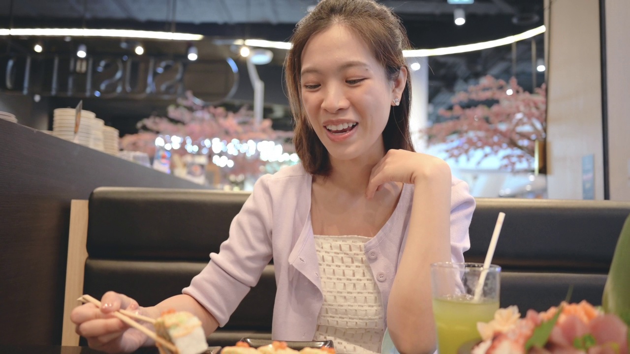 在泰国曼谷的一家日本餐厅，亚洲Y世代在豪华菜单上享用日式料理搭配什锦寿司、海鲜新鲜生鱼片视频素材