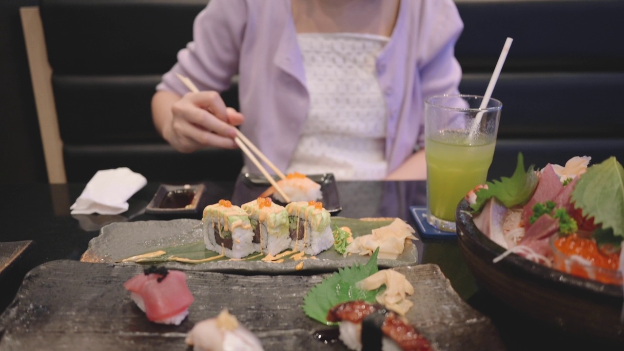 亚洲台湾/泰国快乐套餐吃寿司在豪华日本餐厅设置生鱼片和寿司卷视频素材