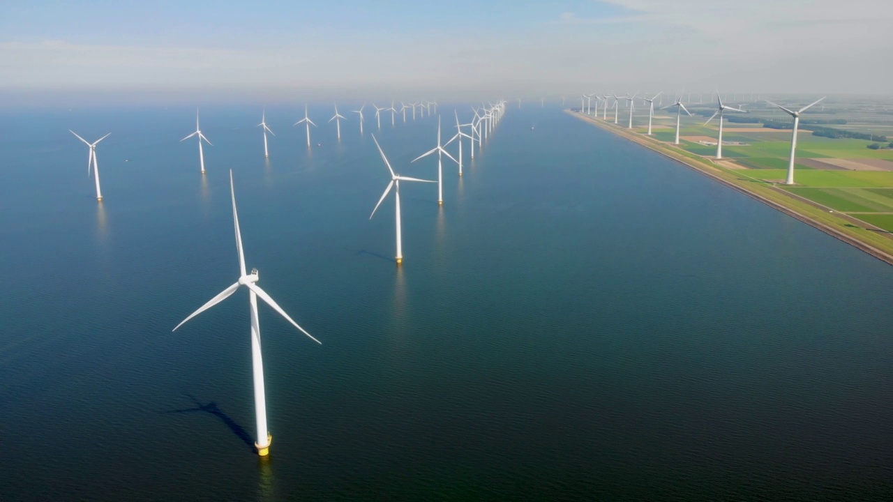 风车涡轮机，海上风车农场在海洋Westermeerwind公园，风车孤立在海上在一个美丽的明媚的日子荷兰Flevoland noordostpolder视频素材