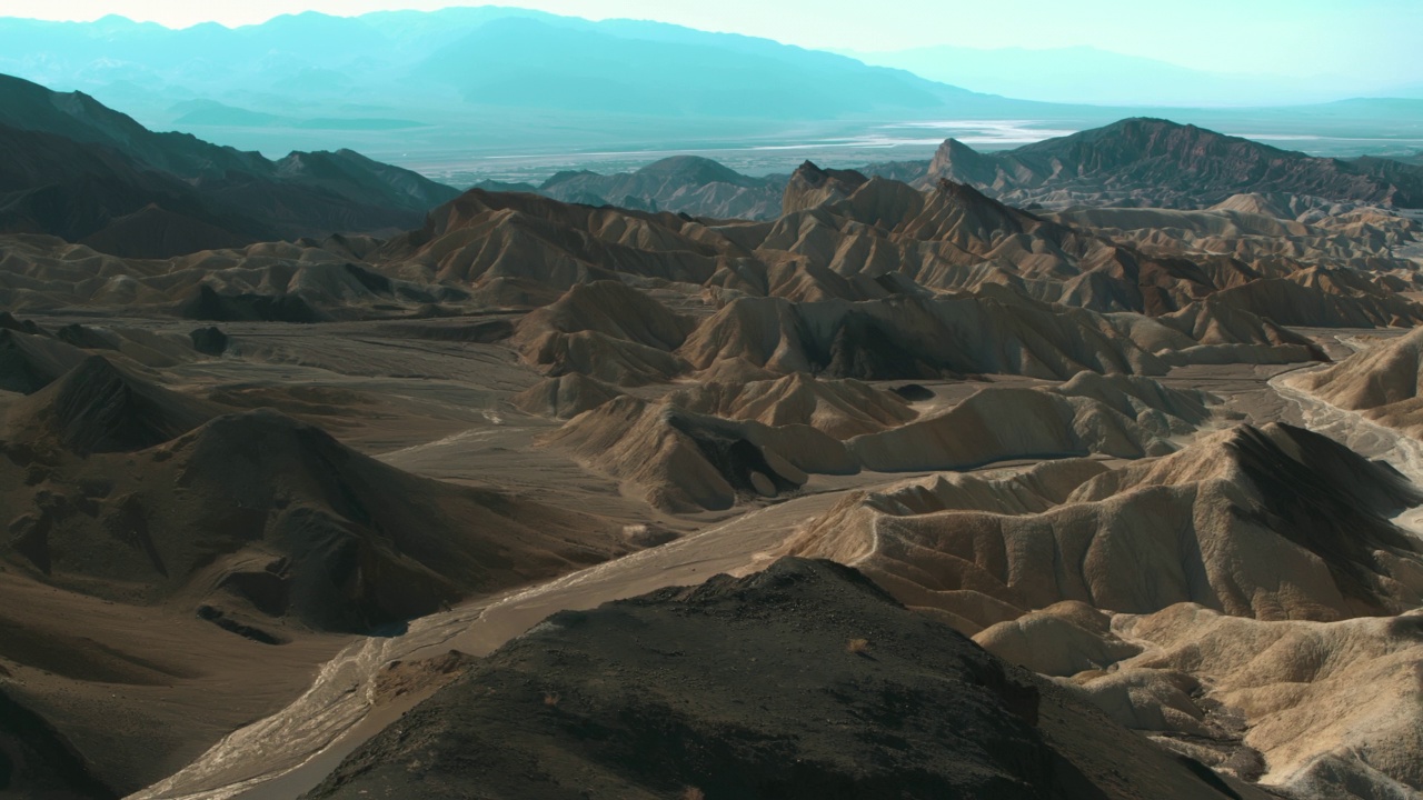极限空中飞越惊人的百万年前侵蚀岩层在Zeibrinkze点荒地。视频下载