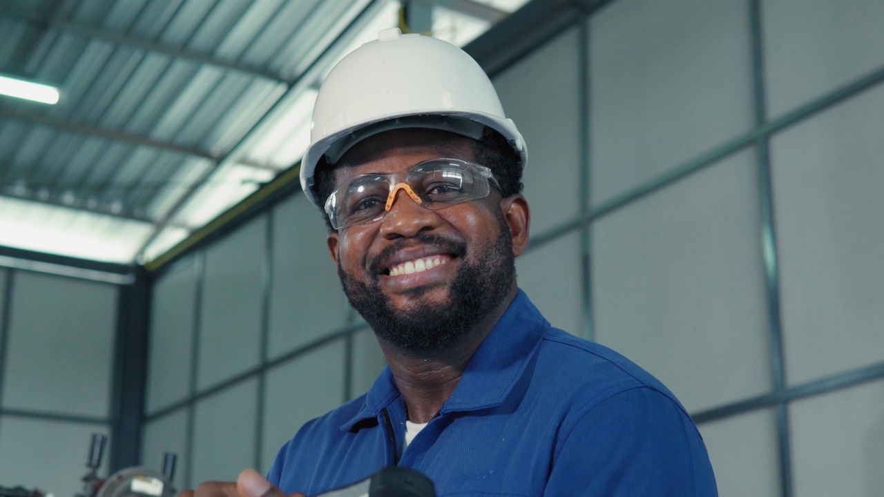 一位男工程师的肖像正在工厂里微笑。视频素材