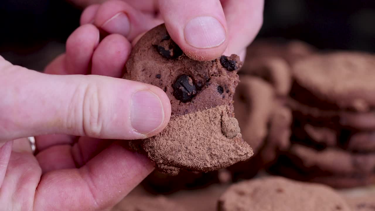 棕色的巧克力饼干可以用手掰成几块视频素材