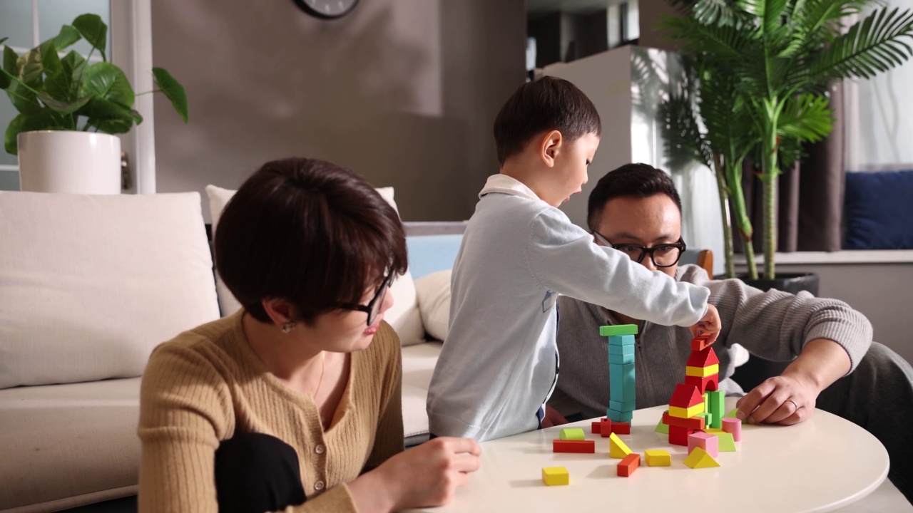妈妈，爸爸和小男孩在玩积木视频素材