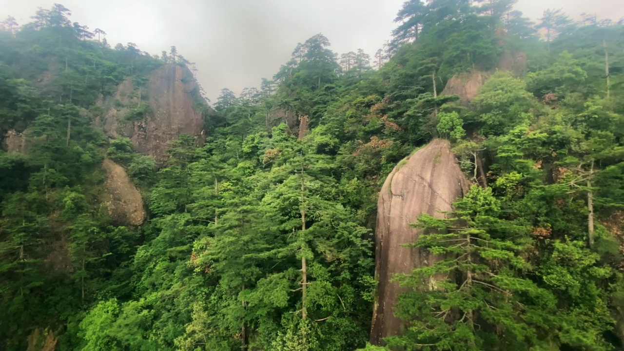 中国安徽，雾中的黄山视频下载