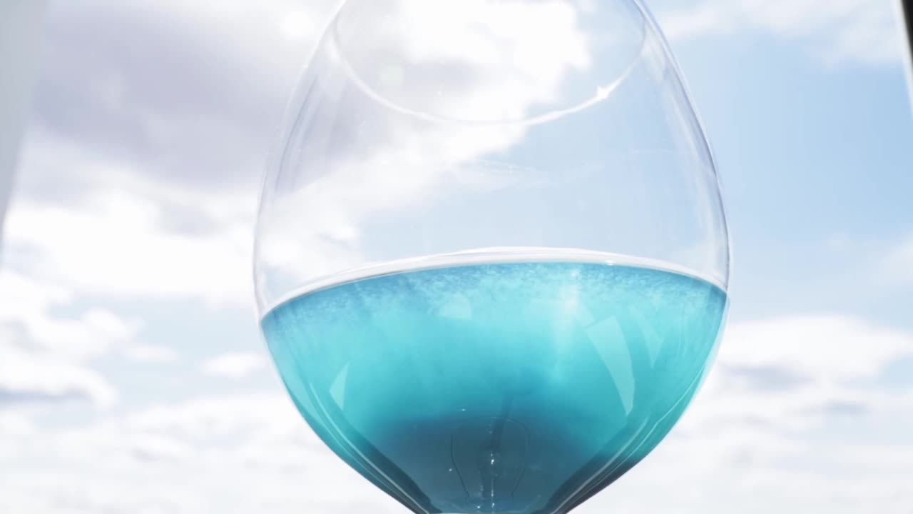 蓝色的饮料，寒冷的夏日鸡尾酒映衬着天空视频素材