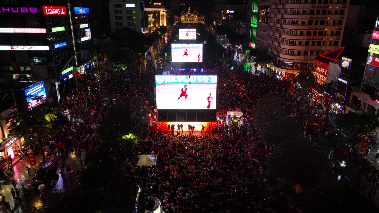 越南-胡志明市在SEA Games 31男足球决赛-无人机4k 60帧视频素材