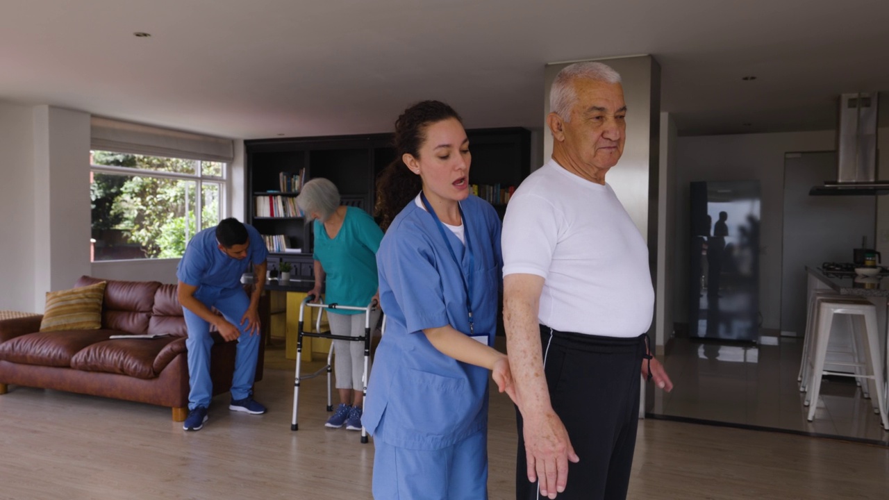 在辅助生活设施中为老年人做物理治疗的保健工作者视频下载