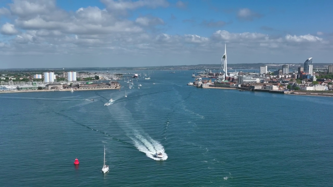 从朴茨茅斯港出发的船在夏天的鸟瞰图视频下载