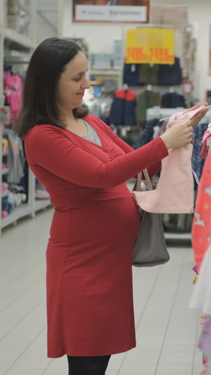 孕妇在服装店购物视频下载
