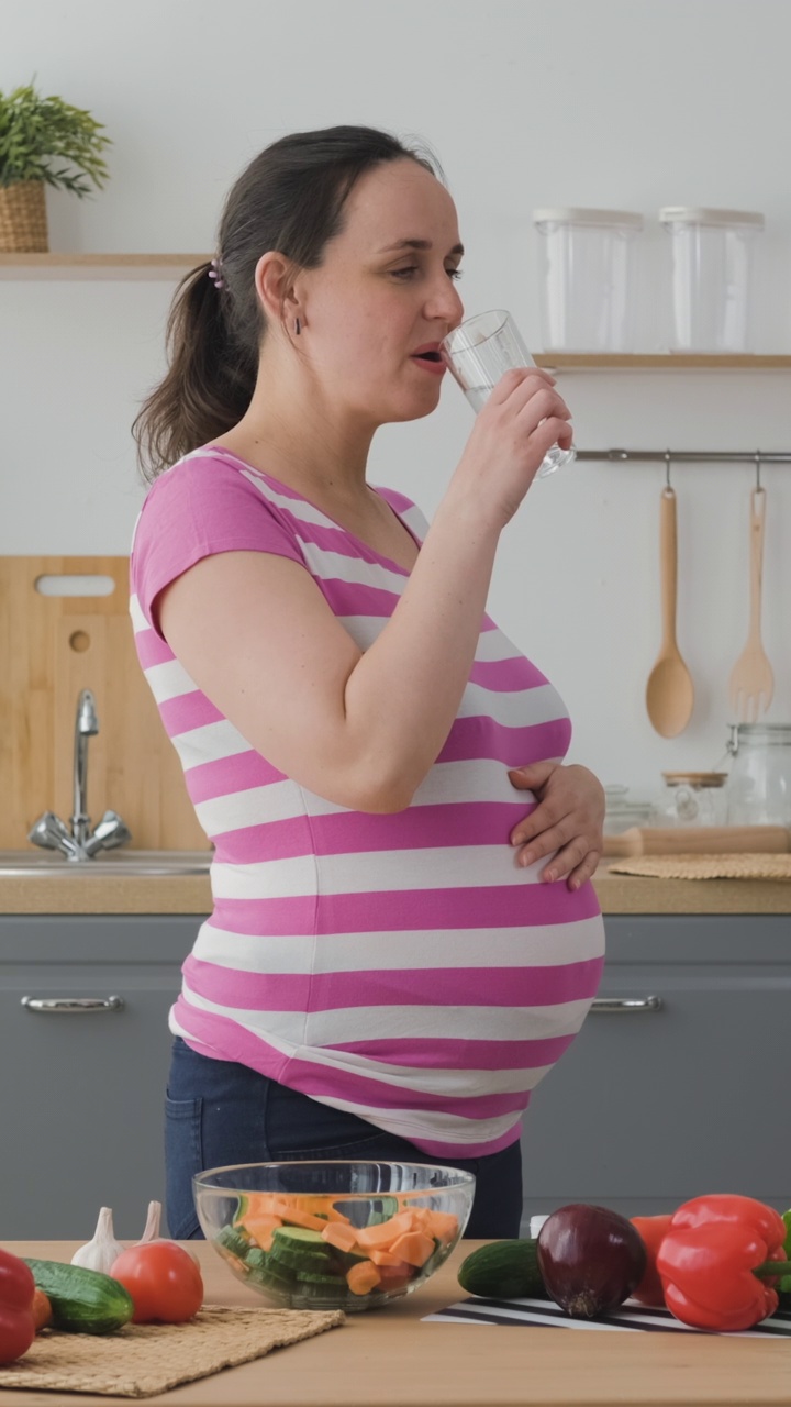 孕妇服用维生素和矿物质视频素材