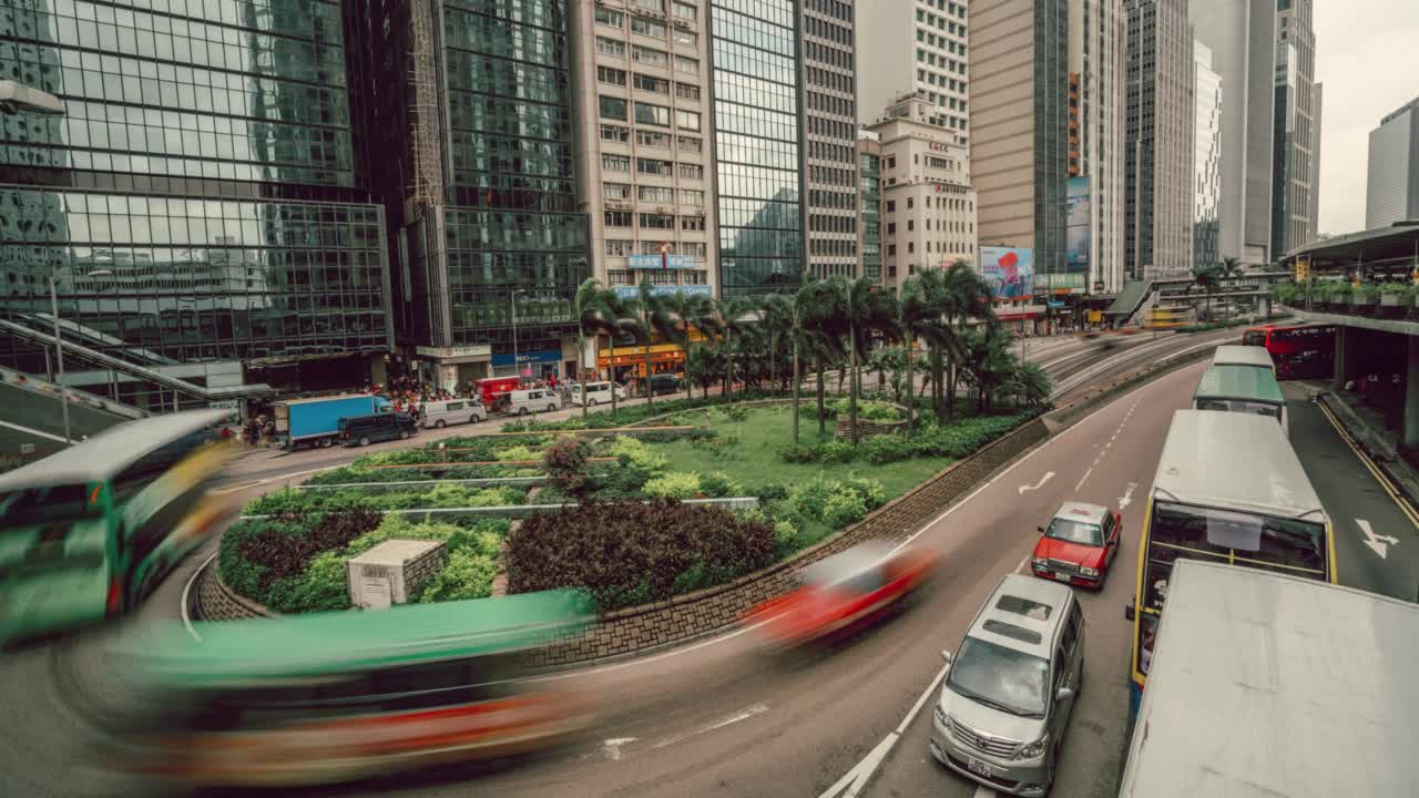 4k超高清延时汽车和交通运输在多车道的道路，公共通勤，城市景观金融商业区在香港视频素材