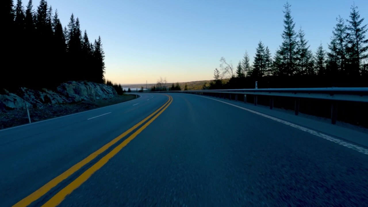 夜间或黄昏时在高速公路上开车下山。司机的观点。视频下载