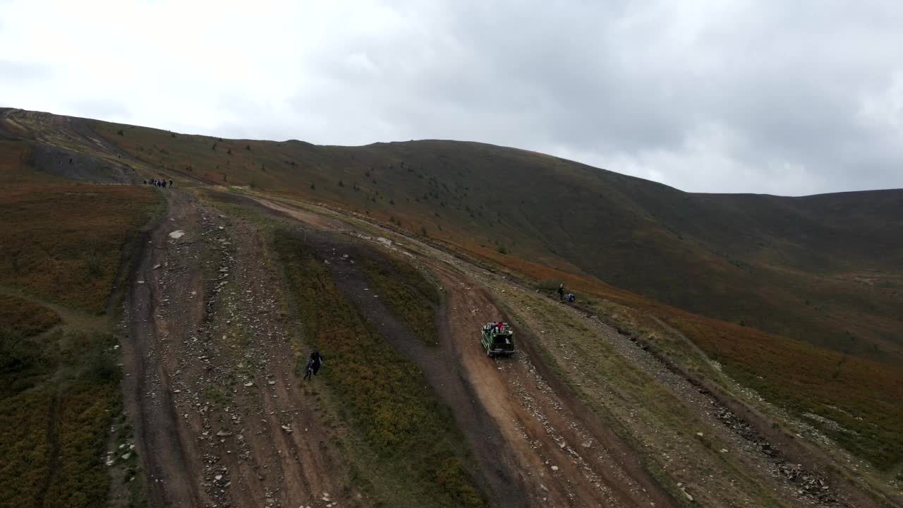 山道景点的越野汽车鸟瞰图视频下载