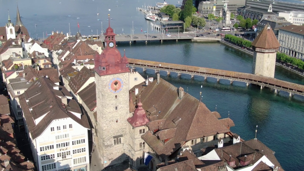 在卢塞恩(卢塞恩)的市政厅塔的鸟瞰图，瑞士视频下载